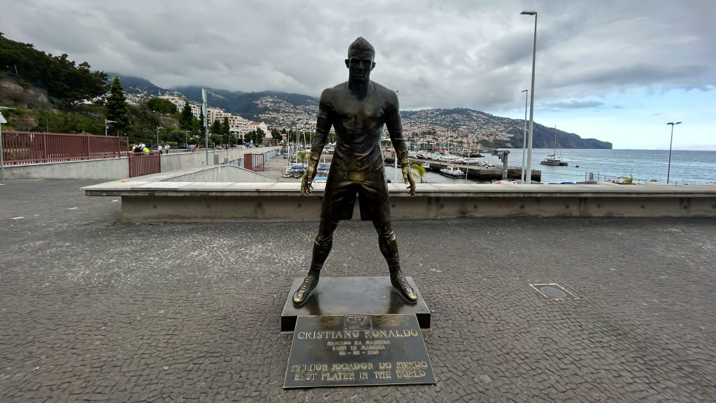 socha Ronalda vo Funchali
