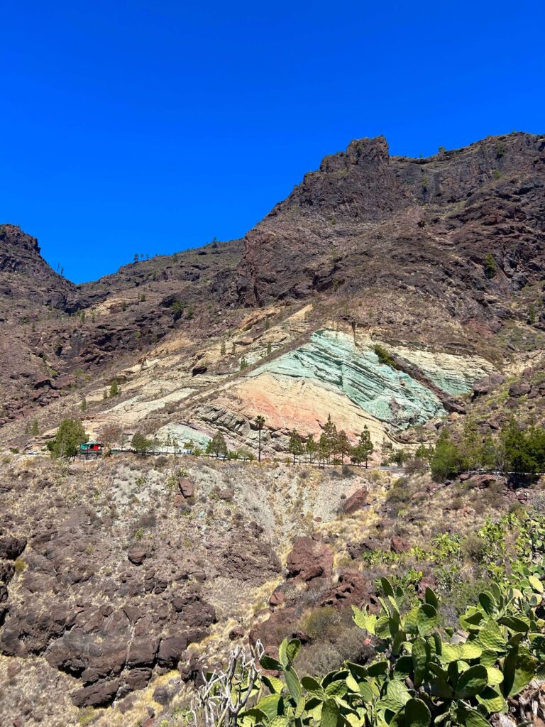 Dúhové skaly Los Azulejos De Veneguera