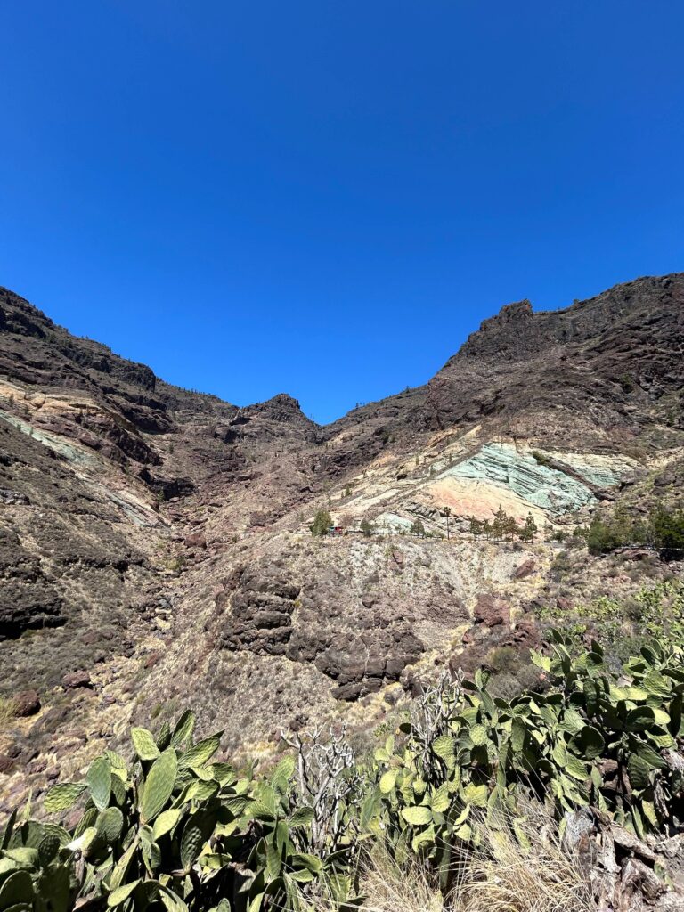 Dúhové skaly Los Azulejos De Veneguera